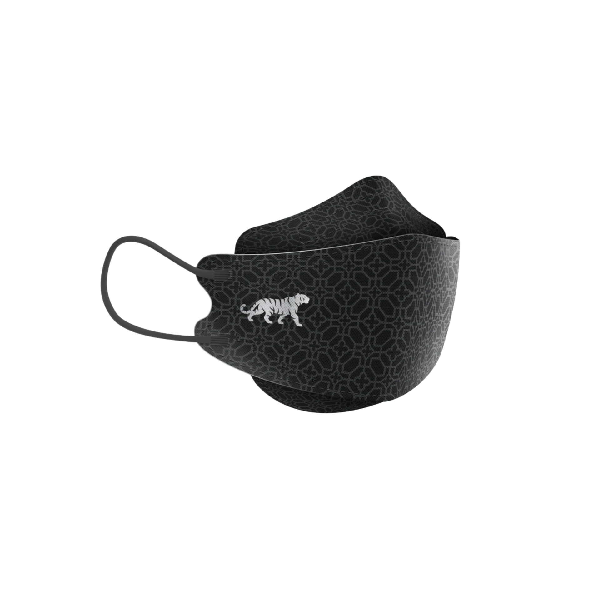 Die Altruan Designer Gesichtsmaske Partikelfiltrierend (FFP2-Standard) in Schwarz besticht durch ein schlichtes geometrisches Muster mit einem aufgestickten weißen Tiger an der Seite. Diese Maske bietet Ohrschlaufen und eine ergonomische Passform für mehr Komfort und ist in einer Packung mit 10 Masken erhältlich.