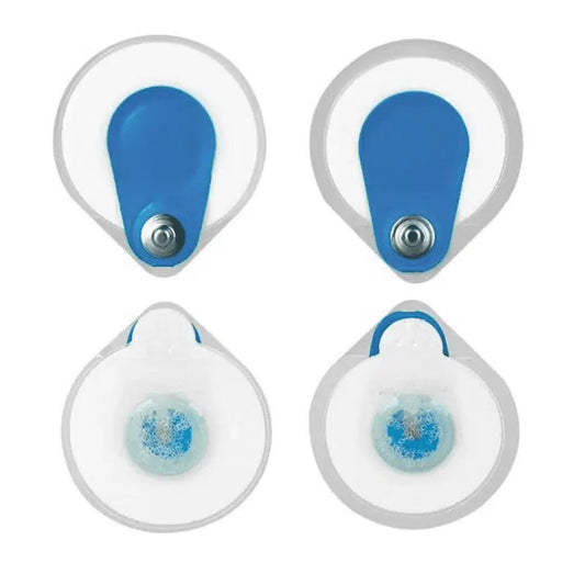 Vier Ambu BlueSensor Elektrode Millipore-Elektroden mit weißen runden Basen, blauen Zentren und Silber/Silberchlorid-Anschlüssen sind in einem Zwei-mal-Zwei-Raster auf einem einfachen weißen Hintergrund angeordnet.