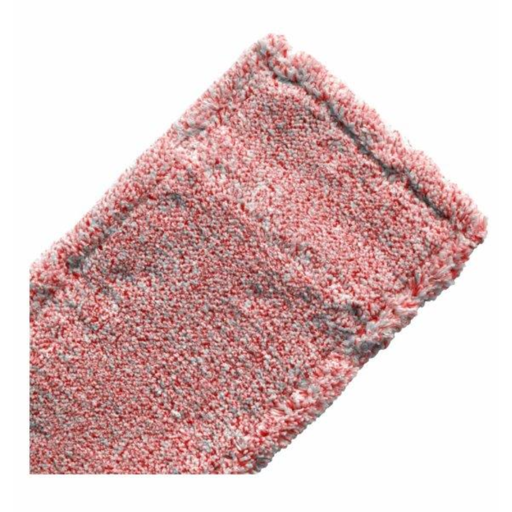 Eine Nahaufnahme von zwei rosafarbenen und grauen Arcora Micro Red - Fc Ohne Deckblatt Tüchern der Arcora International GmbH zeigt ihre weiche, strukturierte Microfasergarn-Oberfläche und die abgesteppten Kanten - ideal für die Schmutzaufnahme in der Unterhaltsreinigung.