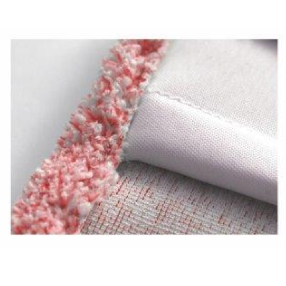 Nahaufnahme von Arcora Micro Red - Fc Ohne Deckblatt von Arcora International GmbH: Stoffkante mit rosa und weißem Strukturbesatz, Microfasergarn für hervorragende Schmutzaufnahme, weiße Nähte und eine leicht gewebte Oberfläche. Karton enthält 50 Stück.