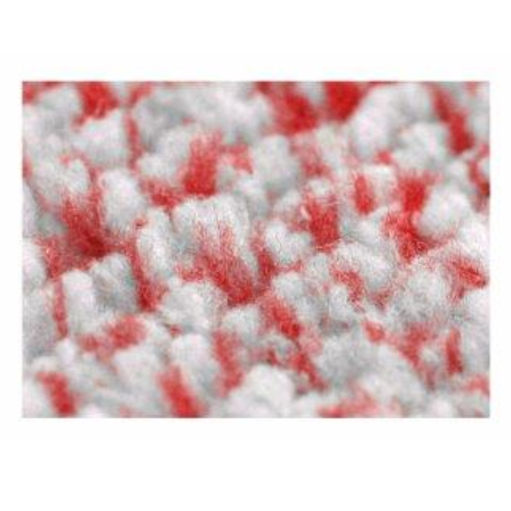 Nahaufnahme des Gewebes Arcora Micro Red - Fc Ohne Deckblatt der Arcora International GmbH: weiche, flauschige Mikrofaser mit weißem und rotem Muster - ideal für die effektive Schmutzaufnahme bei der Unterhaltsreinigung. Erhältlich in Schachteln zu 50 Stück.