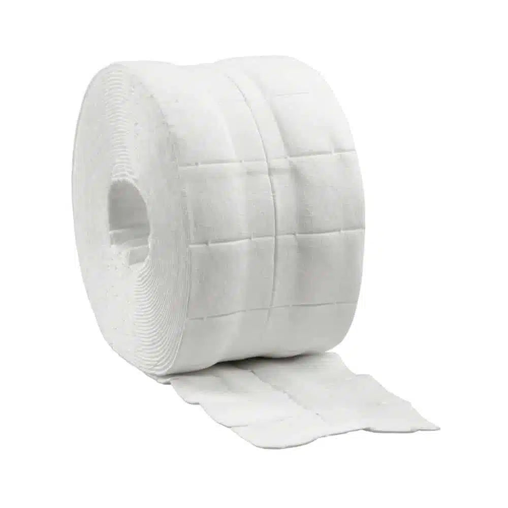 Eine große Rolle weißes Toilettenpapier mit gesteppter Textur, teilweise ausgerollt und vor einem weißen Hintergrund präsentiert, erinnert an die saugfähigen B. Braun Askina® Brauncel® Zellstofftupfer, die zur sanften Hautreinigung verwendet werden.
