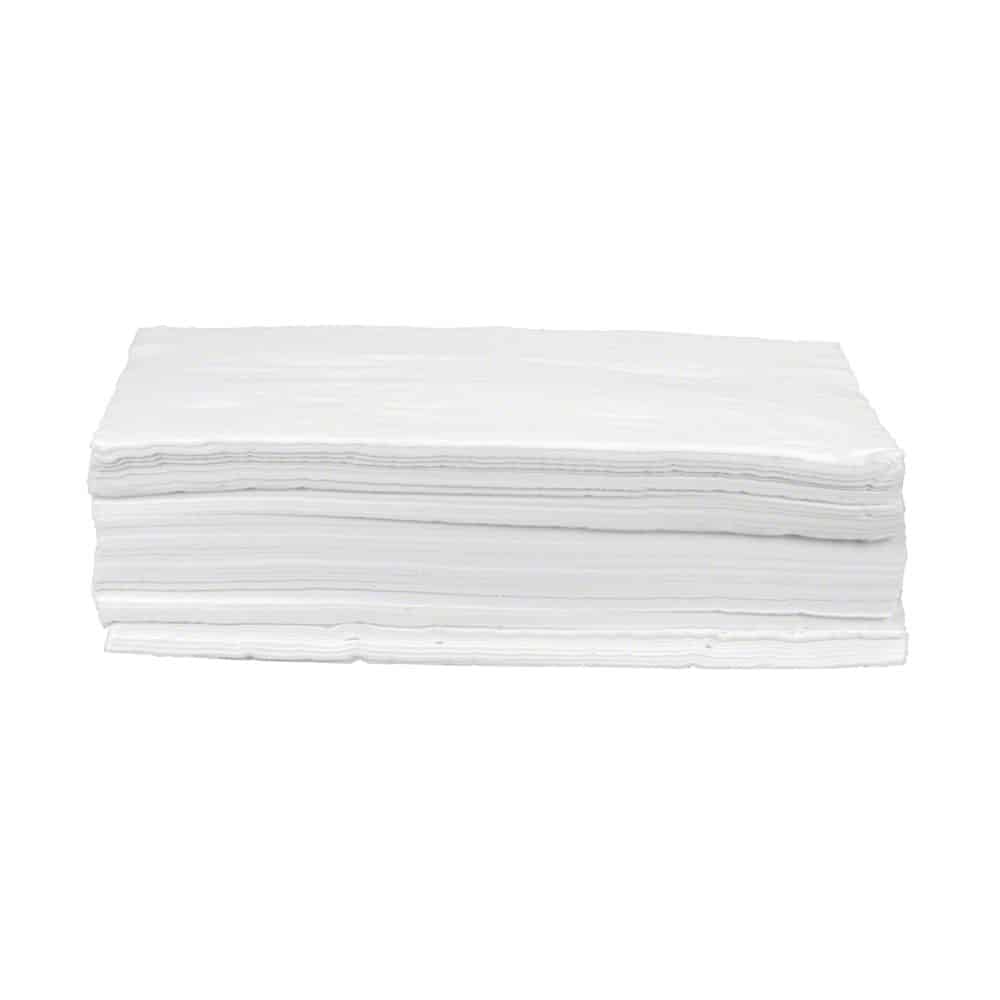 Ein Stapel saugfähiger B. Braun Askina® Cel Verbandzellstoff ungebleicht-Servietten liegt auf einem schlichten weißen Hintergrund. Diese weißen Servietten, die wie Verbandzellstoff in der Wundpflege verwendet werden, sind ordentlich übereinander gestapelt, sodass ihre vielen Schichten sichtbar sind.