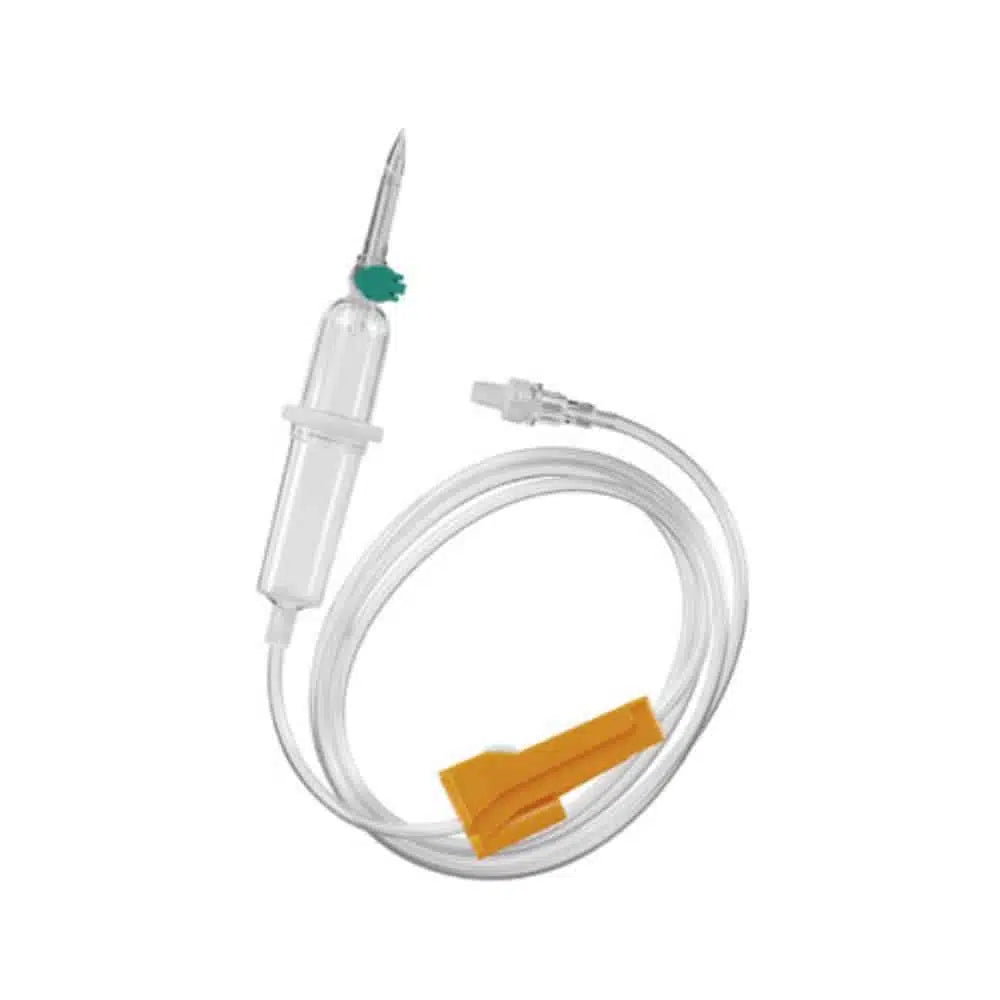 Das Bild zeigt das B. Braun Intrafix® Air P Infusionsbesteck mit einem transparenten, flexiblen Schlauch, einer Tropfkammer und einem Dorn zum Einführen des Flüssigkeitsbeutels. Dieses Druck- und Schwerkraftinfusionssystem verfügt über einen orangefarbenen Rollenregler zur Steuerung des Durchflusses, alles ordentlich aufgerollt auf weißem Hintergrund.