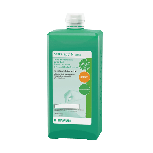 Abgebildet ist eine grüne Flasche mit der Aufschrift „B. Braun Softasept® N Hautdesinfektionsmittel, gefärbt“, hergestellt von B. Braun Deutschland GmbH & Co. KG. Sie enthält eine Desinfektionslösung zur Hautanwendung (Hautdesinfektion), insbesondere 2-Propanol und Ethanol, die für ihre bakterienwirksamkeit bekannt sind. Auf dem Etikett finden sich auch Anwendungshinweise und Sicherheitsinformationen.