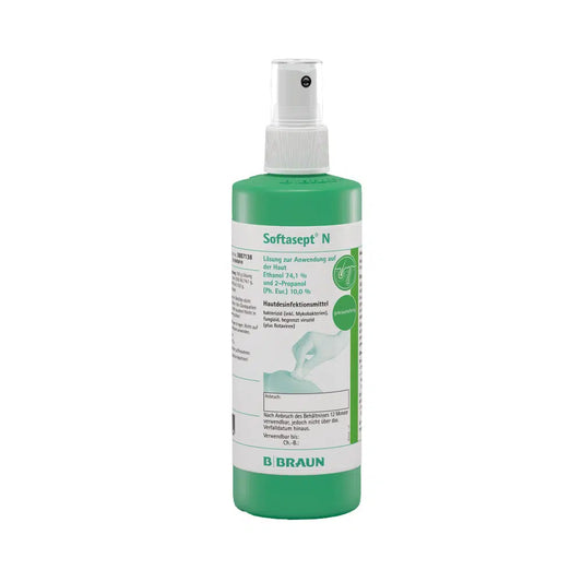 Eine grüne Flasche B. Braun Softasept® N Hautdesinfektionsmittel, hergestellt von B. Braun Deutschland GmbH & Co. KG, eignet sich ideal zur Anwendung vor der Injektion und verfügt über eine Sprühdüse. Das Etikett enthält Anweisungen und Produktinformationen, während die Flasche aufrecht vor einem weißen Hintergrund steht.