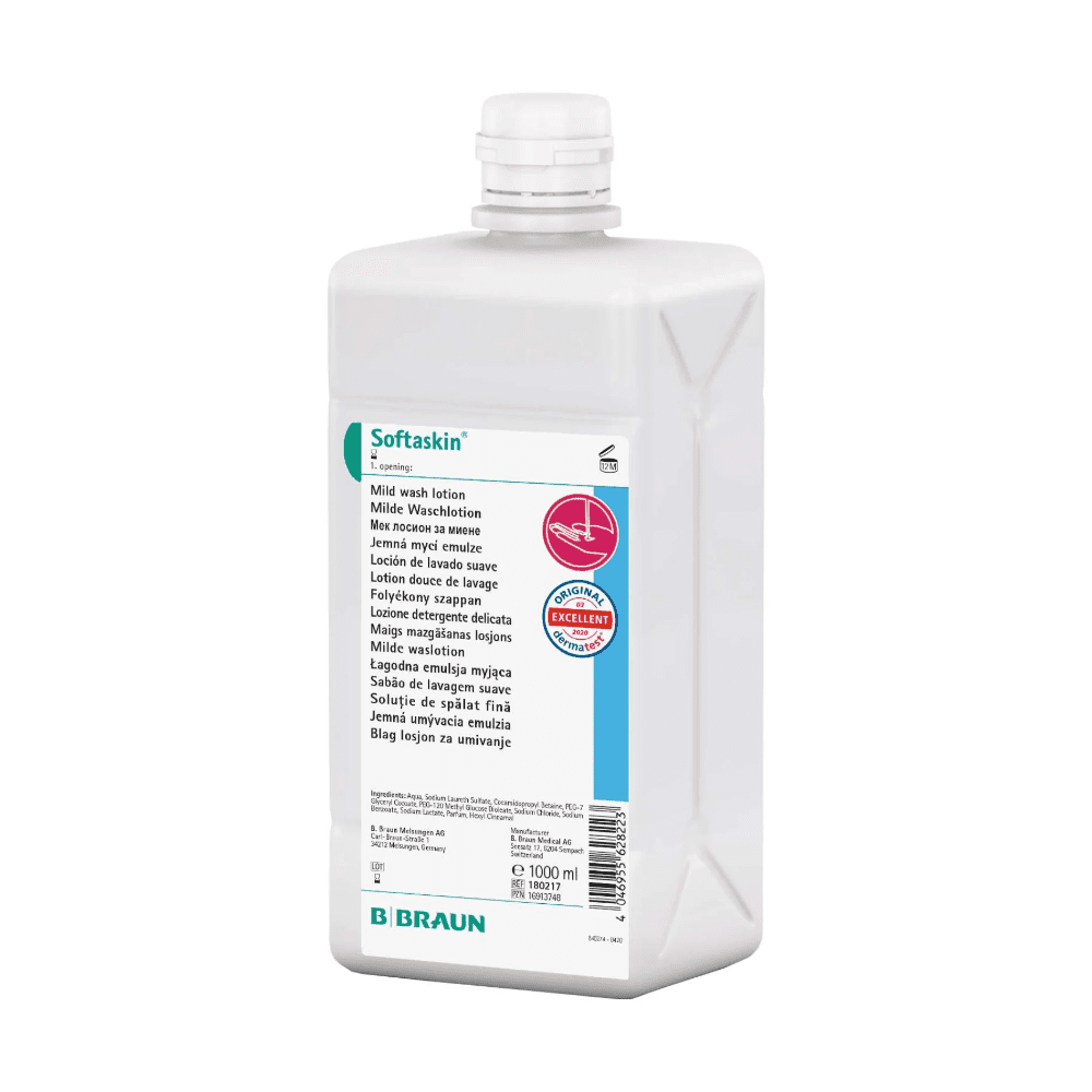 Eine rechteckige weiße Kunststoffflasche der B. Braun Deutschland GmbH & Co. KG trägt auf der Vorderseite das Etikett mit der Aufschrift „B. Braun Softaskin® Waschlotion“ in mehreren Sprachen. Ein roter Stempel kennzeichnet die Qualität „Exzellent“ und hebt die mikroplastikfreie Formel hervor. Die Flasche mit Schraubverschluss hat ein Fassungsvermögen von 1000 ml.