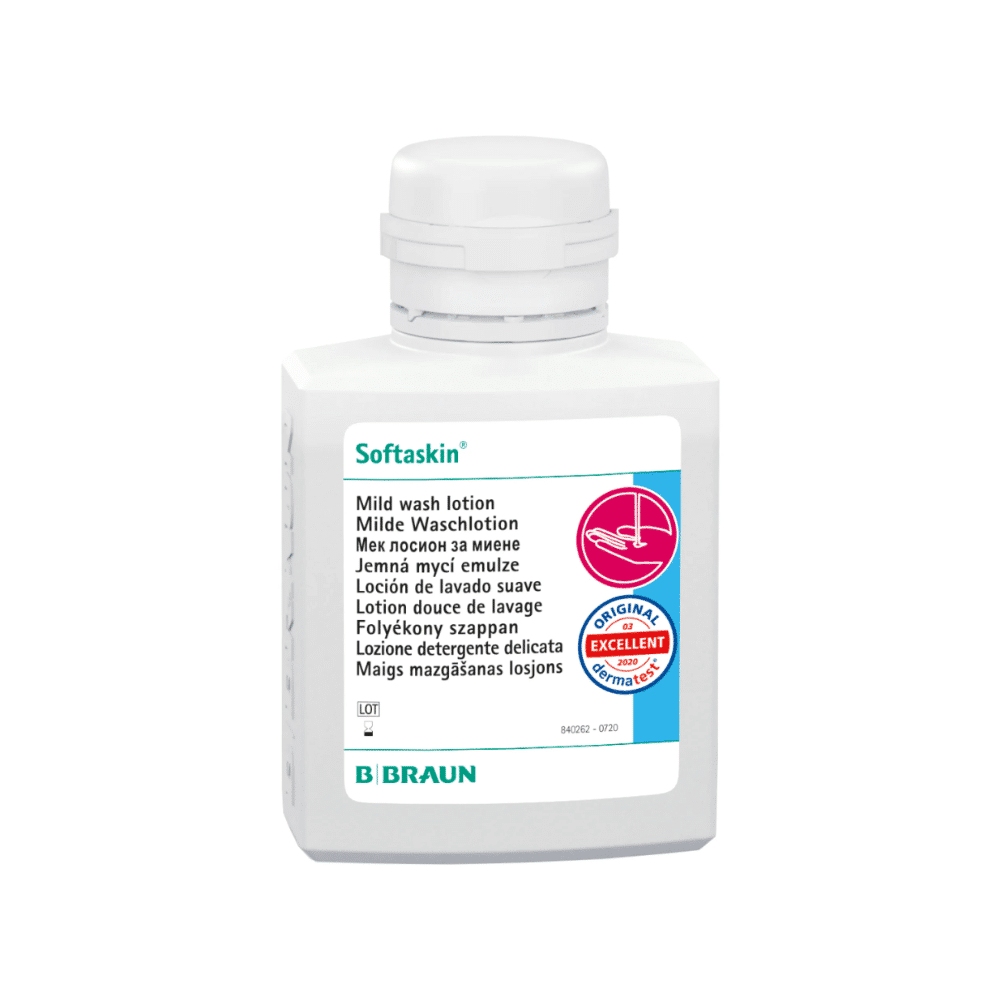 Auf einer weißen Flasche steht „B. Braun Softaskin® Waschlotion“ und ein mehrsprachiger Text beschreibt die Lotion als milde, umweltfreundliche Waschlotion. Auf der Flasche ist ein Qualitätssiegel prominent platziert und auf dem Boden ist der Name „B. Braun Deutschland GmbH & Co. KG“ aufgedruckt, der garantiert, dass die Lotion frei von Mikroplastik ist.
