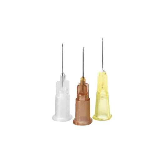 Drei B. Braun Sterican® Insulinnadeln, jede mit einer unterschiedlich farbigen Kunststoffbasis – eine durchsichtige, eine braune und eine gelbe – stehen aufrecht vor einem schlichten weißen Hintergrund. Diese Nadeln verfügen über sterile Kanülen für eine präzise Anwendung und sind mit Standard-Luer-Lock-Systemen für eine sichere Insulinverabreichung kompatibel.