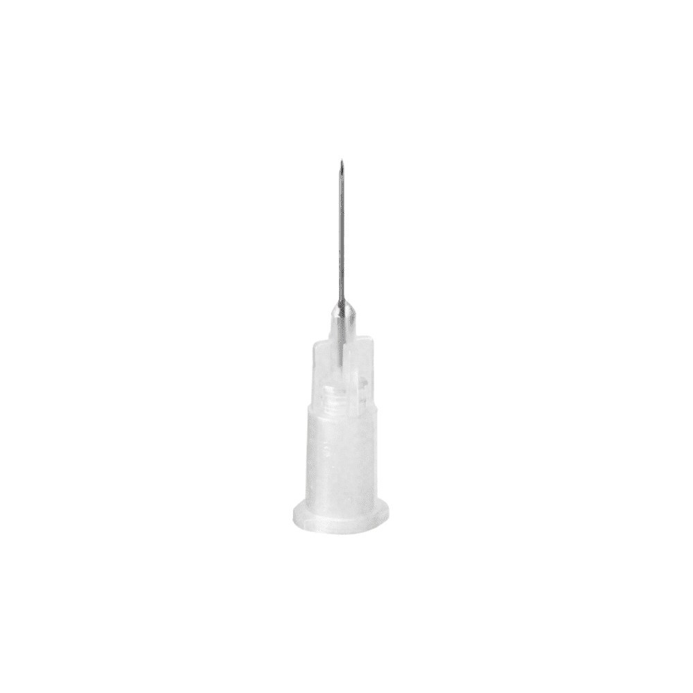Eine Nahaufnahme der B. Braun Sterican® Insulinkanüle mit einer transparenten Kunststoffbasis und einer dünnen Metallspitze für Insulininjektionen vor einem schlichten weißen Hintergrund.