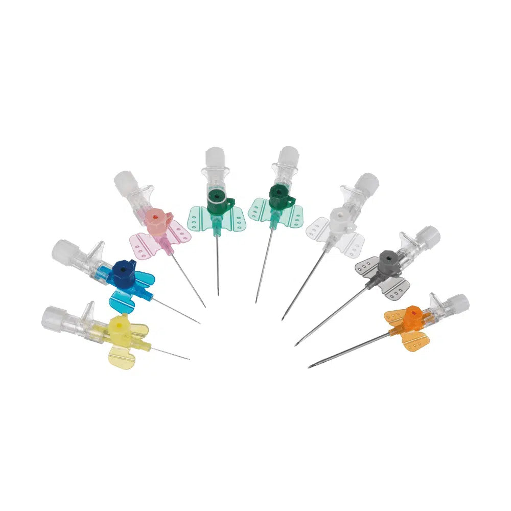 Ein halbkreisförmiger Display zeigt acht B. Braun Vasofix® Braunüle® Venenverweilkanüle von B. Braun Deutschland GmbH & Co. KG, jede in einzigartigen Farben wie Rosa, Grün, Schwarz, Gelb und weiteren, vor einem makellos weißen Hintergrund mit Akzenten in Form von Schmetterlingsflügeln.