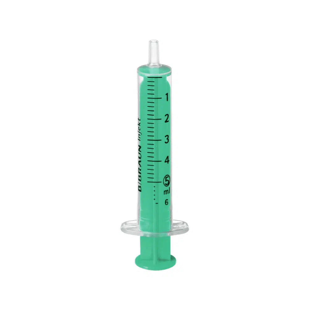 Eine B. Braun Injekt® Luer Solo Einmalspritze mit Luer-Ansatz, exzentrische Spritze von B. Braun Deutschland GmbH & Co. KG, mit einem durchscheinenden grünen Design mit deutlich markierten Maßen von 1 bis 5 Millilitern, einem flachen Kolben und einem exzentrischen Luer -Ansatz konische Spitze. Die Spritze ist nadelfrei und wird vor einem schlichten weißen Hintergrund angezeigt.