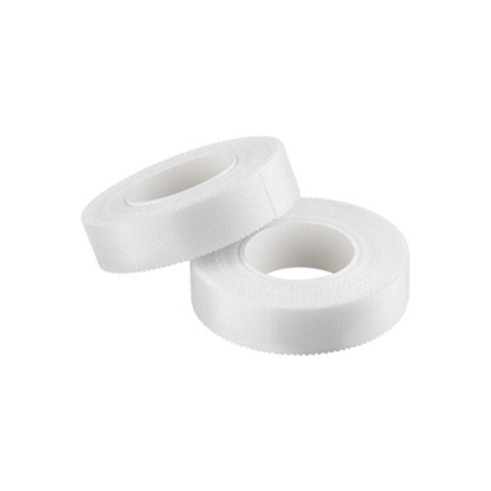Zwei Rollen B.Braun ASKINA Silk Seidenpflaster mit den Maßen 2,5 cm x 5 m sind auf einem weißen Hintergrund gestapelt. Hergestellt von B. Braun Deutschland GmbH & Co. KG, bieten diese hautfreundlichen Bänder sichere Haftung für den medizinischen oder allgemeinen Gebrauch. Jede Rolle verfügt über einen zentralen Kartonkern, der eine einfache Anwendung und zuverlässige Leistung gewährleistet.