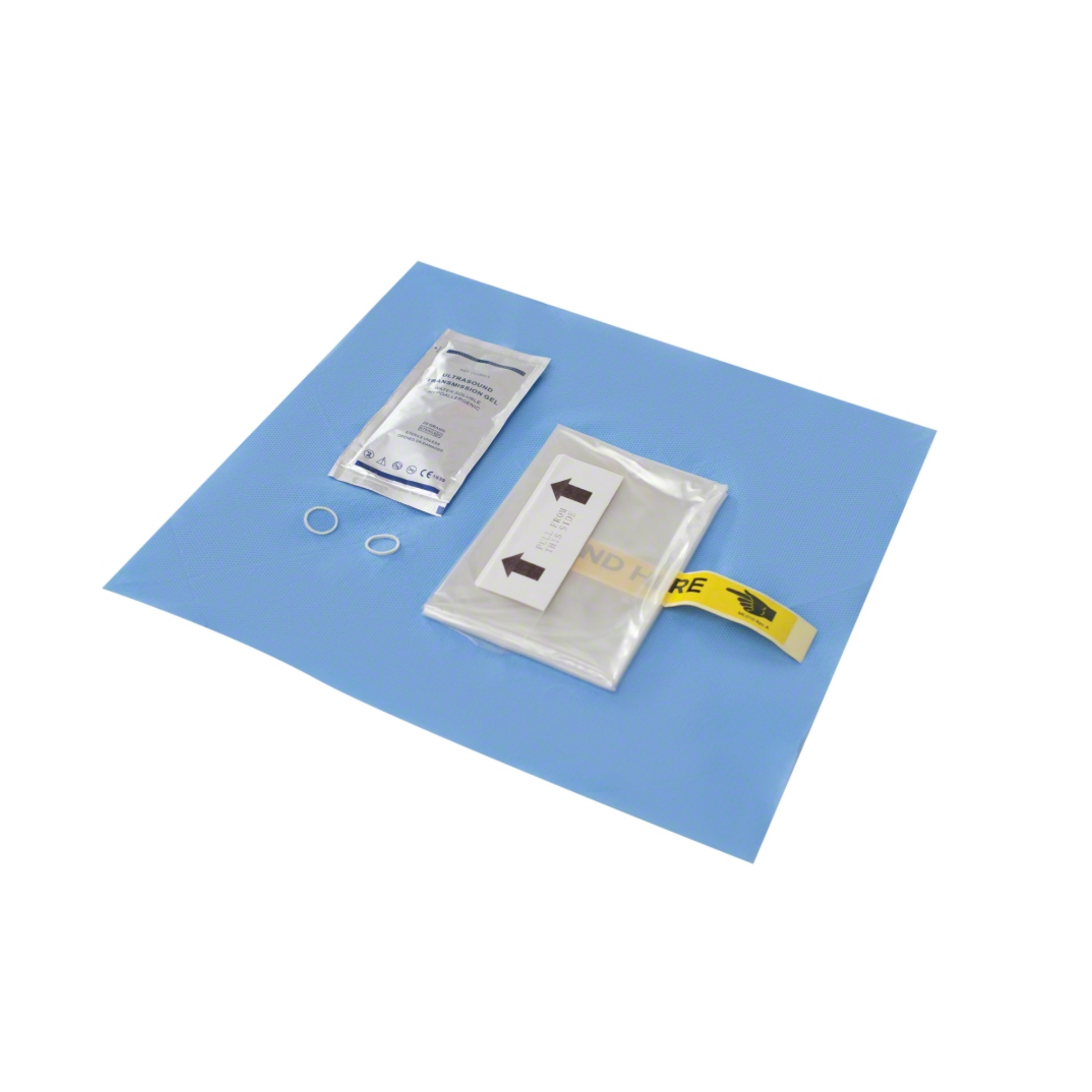 Der B. Braun EZCOVER® Schallkopfbezug zur sterilen Ultraschallanwendung, 15x30 cm | 1 Stück von B. Braun Deutschland GmbH & Co. KG wird auf einem blauen OP-Tuch präsentiert. Das Kit enthält eine versiegelte Verpackung mit einem runden Artikel, einem mit Pfeilen beschrifteten Streifen und zwei kleinen, weißen runden Bändern zur Gewährleistung der Prozesssicherheit.