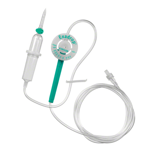 Das Bild zeigt ein B. Braun Exadrop® Standard-Infusionsgerät, 210 cm, von B. Braun Deutschland GmbH & Co. KG, ausgestattet mit einer Nadel, einer Tropfkammer, einem grünen Präzisions-Tropfenregler zur präzisen Infusionskontrolle und einem langen transparenten Schlauch mit einem Anschluss am Ende.