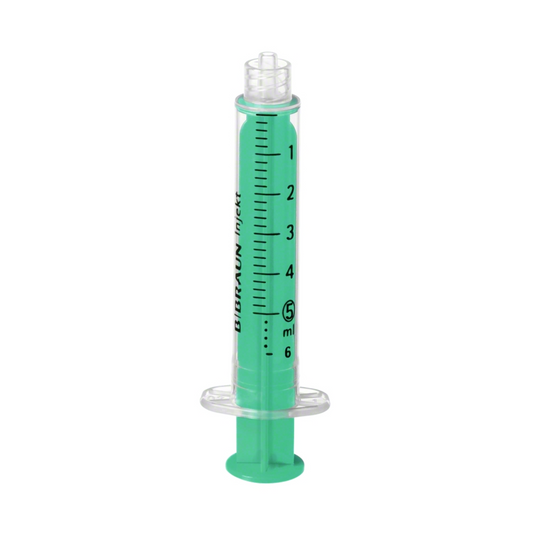 Die B. Braun Injekt® Luer Lock Solo von B. Braun Deutschland GmbH & Co. KG ist eine 5-ml-Oralspritze mit Messmarkierungen und einer transparenten Kunststoffspitze, die für eine präzise Flüssigkeitsdosierung konzipiert ist. Sie ist mit einem Luer-Lock ausgestattet, um sichere Verbindungen und Stabilität im aufrechten Zustand zu gewährleisten.