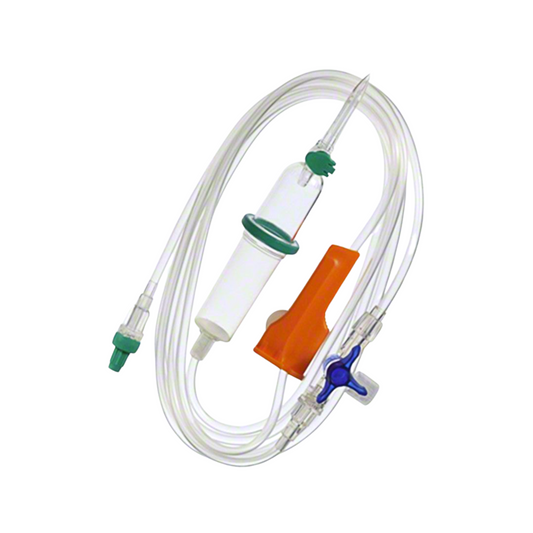 Das Bild zeigt ein B. Braun Intrafix® SafeSet IV-Infusionsset von B. Braun Deutschland GmbH & Co. KG, das einen durchsichtigen Kunststoffschlauch, eine Tropfkammer, eine Rollenklemme und einen Durchflussregler enthält. Dieses Set ist für Druck- und Schwerkraft-IV-Infusionen konzipiert und wird mit einer AirStop-Filtermembran, einem Dorn für Flüssigkeitsbeutel sowie orangefarbenen und grünen Anschlüssen geliefert.