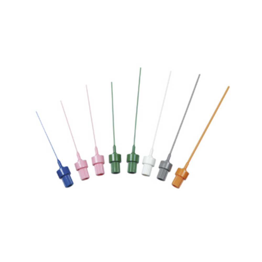 Ein Satz von acht medizinischen B.Braun Mandrin-Spritzen von B. Braun Deutschland GmbH & Co. KG ist in einer Reihe angeordnet und erinnert an Vasofix®. Jede Spritze hat eine einzigartige Farbe: blau, rosa, rot, weiß, grün, grau, gelb und braun. Die Spritzen variieren in Länge und Farbton vor einem weißen Hintergrund.