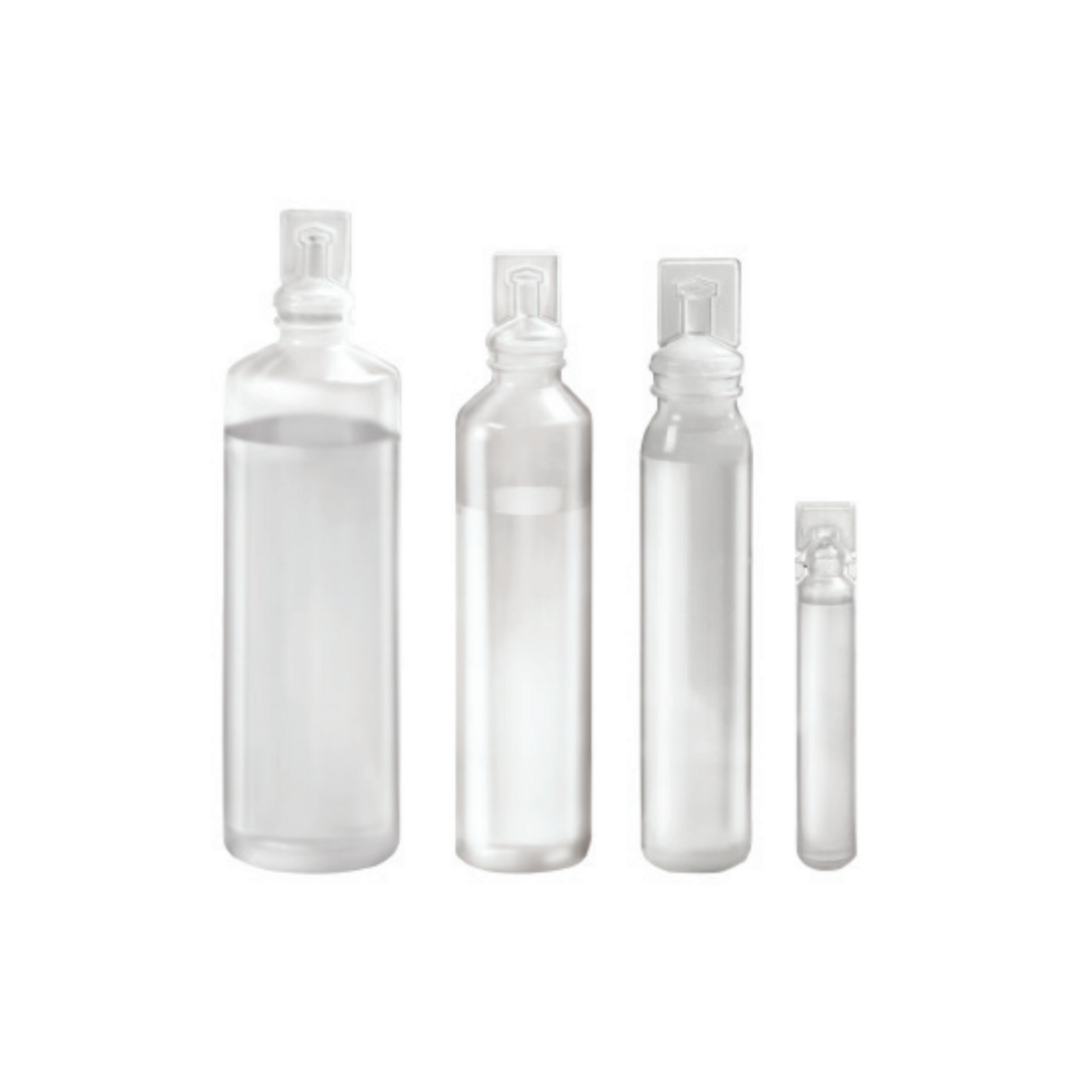 Vier transparente B. Braun NaCl 0,9% Ecolav® Topische Spüllösung-Flaschen, hergestellt von B. Braun Deutschland GmbH & Co. KG, sind von der größten zur kleinsten in einer Reihe angeordnet. Jede Flasche ist für eine 0,9%ige NaCl-Lösung ausgelegt und verfügt über einen versiegelten, flachen Verschluss mit minimalistischem Design ohne sichtbare Etiketten oder Markierungen.