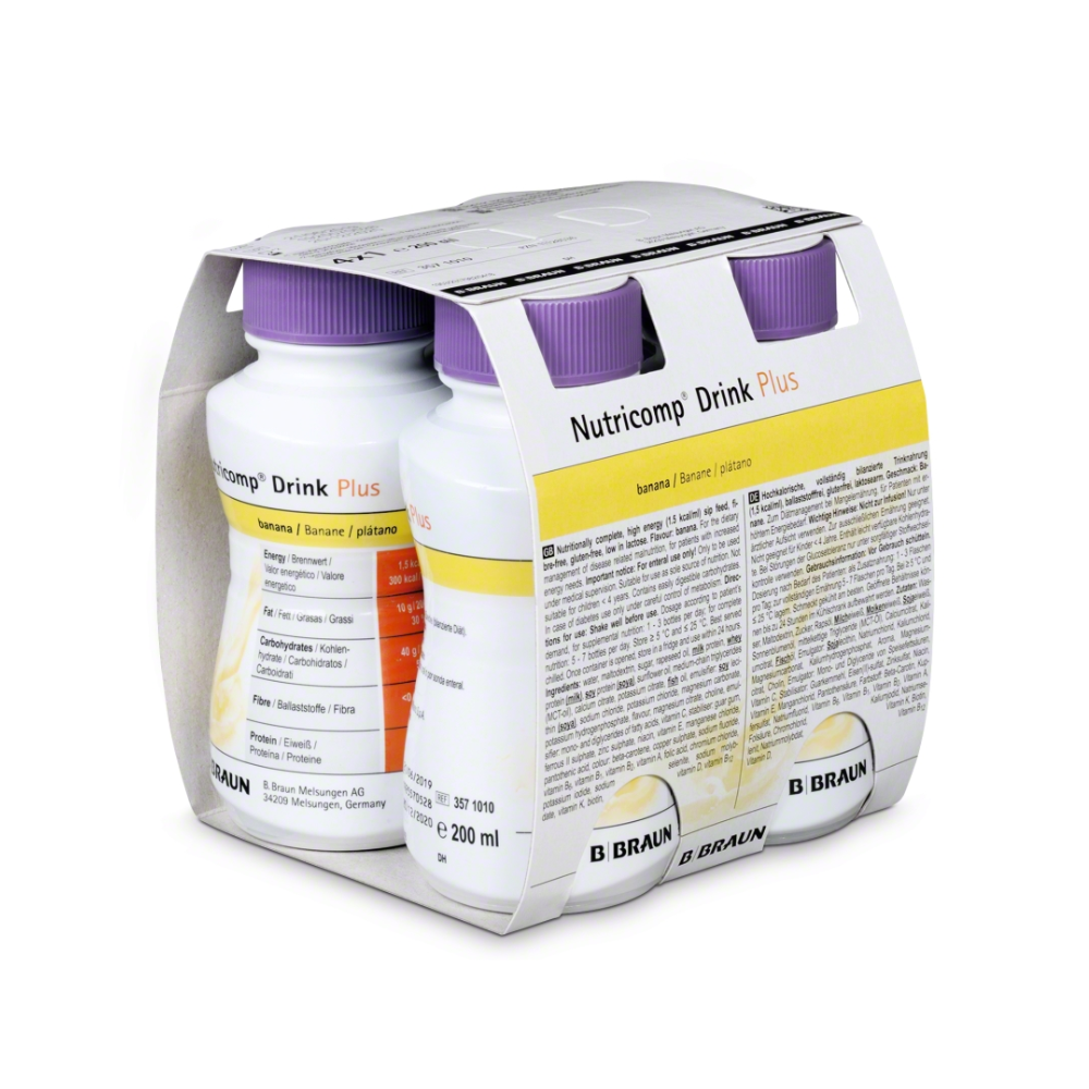 Vier Flaschen B. Braun Nutricomp® Drink Plus, erkennbar an ihren violetten Verschlüssen, sind zusammen verpackt. Dieses kalorienreiche Getränk hat Bananengeschmack und enthält Nährwertinformationen in mehreren Sprachen. Auf der Verpackung ist deutlich das Logo der B. Braun Deutschland GmbH & Co. KG zu sehen, das den Schwerpunkt auf die Unterstützung der oralen Nahrungsaufnahme unterstreicht.