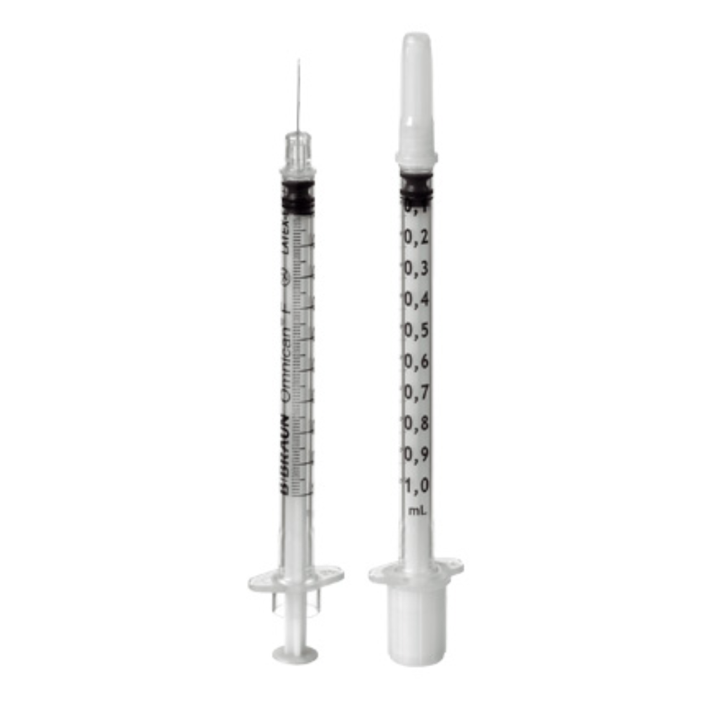 Zwei B. Braun Omnican®-F-Spritzen, eine mit integrierter Nadel und eine mit Kappe, stehen vertikal. Jede Spritze verfügt auf ihrem durchsichtigen Kunststoffzylinder über Milliliter-Messmarkierungen mit schwarzem Text, was sie vor einem einfachen weißen Hintergrund ideal für subkutane Injektionen macht.