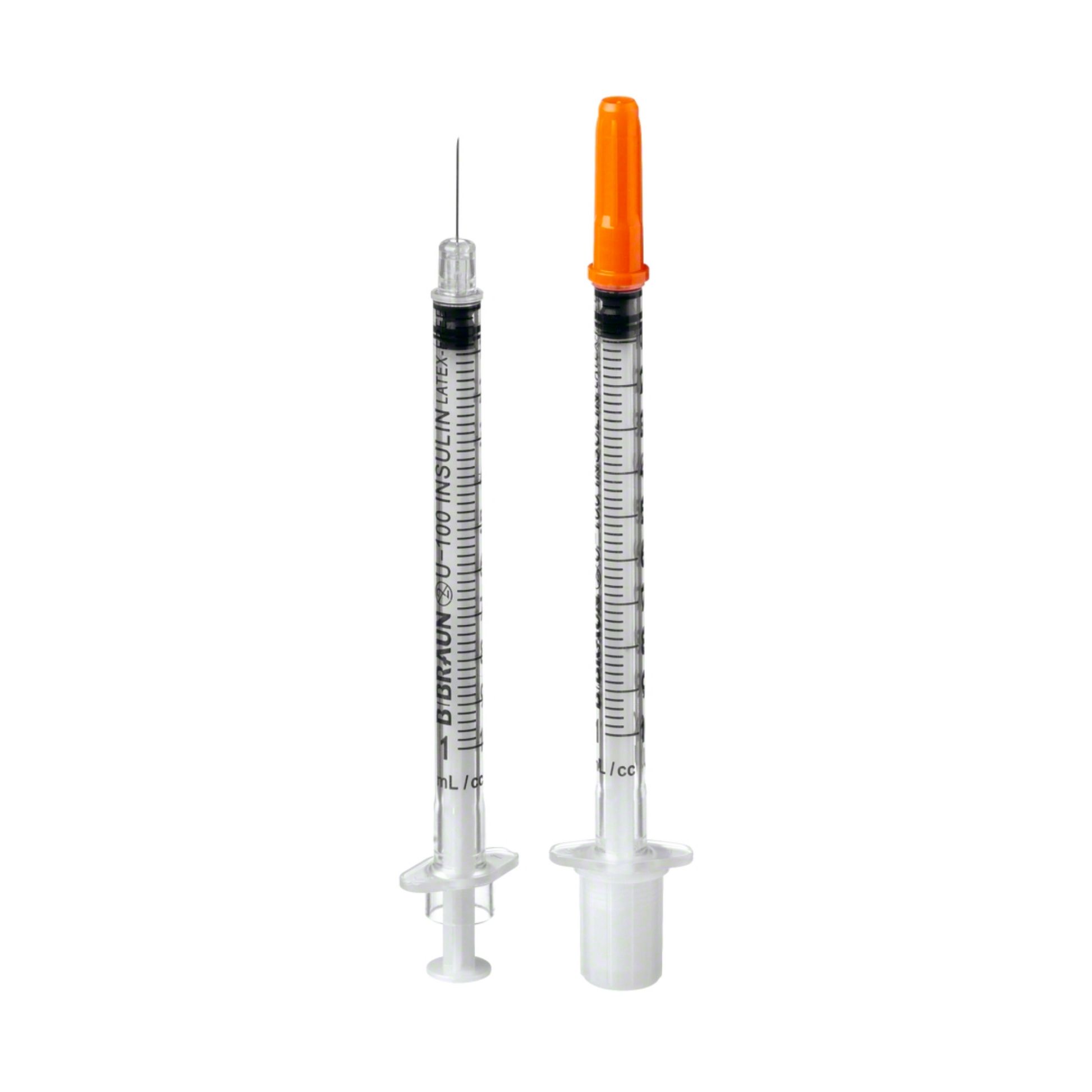Zwei B. Braun Omnican® 100 Insulinspritzen von B. Braun Deutschland GmbH & Co. KG stehen aufrecht vor einem weißen Hintergrund. Bei einer Spritze ist die dünne Nadel sichtbar, während bei der anderen, die für die subkutane Insulinverabreichung vorgesehen ist, eine orangefarbene Kappe über der Nadel angebracht ist. Beide Spritzen weisen deutliche Messmarkierungen auf dem Zylinder auf.