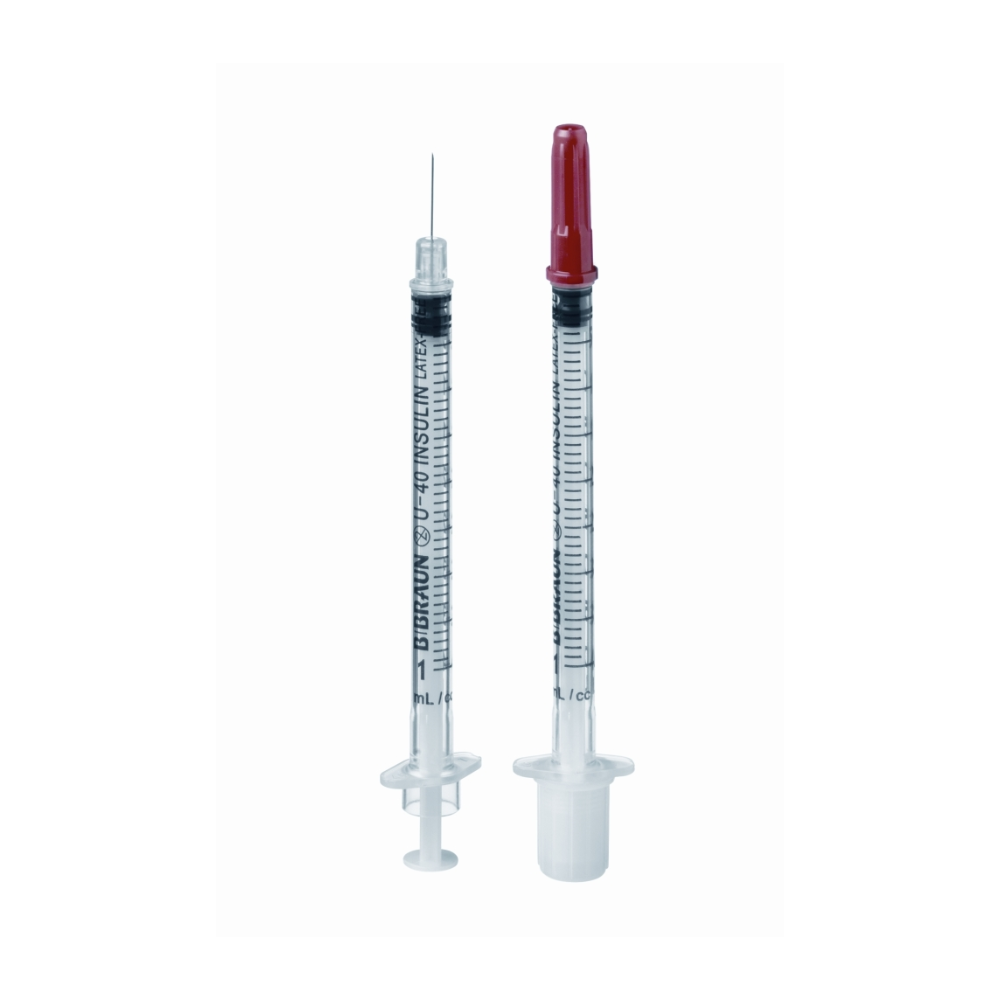 Zwei transparente Spritzen werden vertikal dargestellt. Die linke Spritze hat eine freiliegende Nadel, während die rechte Spritze, eine B. Braun Omnican® 40 Einmal-Insulinspritze für U-40-Insulin mit integrierter Nadel, eine rote Kappe über der Nadel hat. Beide Spritzen haben Messmarkierungen entlang des Zylinders und sind für die subkutane Injektion von U-40-Insulin vorgesehen.
