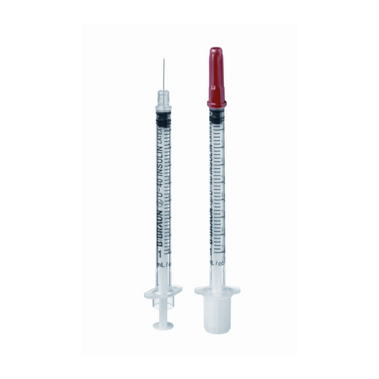 Zwei transparente Spritzen werden vertikal dargestellt. Die linke Spritze hat eine freiliegende Nadel, während die rechte Spritze, eine B. Braun Omnican® 40 Einmal-Insulinspritze für U-40-Insulin mit integrierter Nadel, eine rote Kappe über der Nadel hat. Beide Spritzen haben Messmarkierungen entlang des Zylinders und sind für die subkutane Injektion von U-40-Insulin vorgesehen.