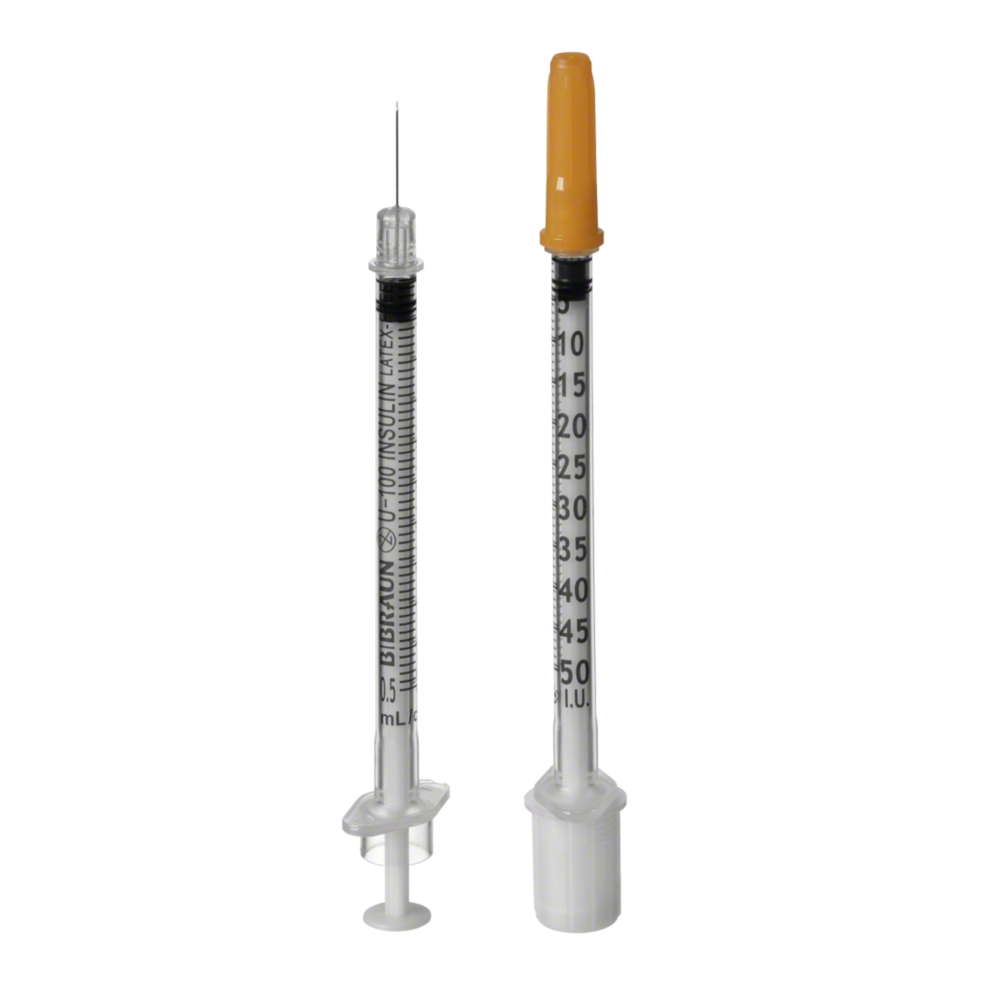 Zwei medizinische Spritzen stehen aufrecht. Die linke, eine B. Braun Omnican® 50 Einmal-Insulinspritze von B. Braun Deutschland GmbH & Co. KG, hat keine Kappe und die Maßangaben sind gut zu erkennen, während die rechte Spritze mit einer orangefarbenen Kappe versehen ist. Beide haben einen durchsichtigen Zylinder und feine Nadeln.