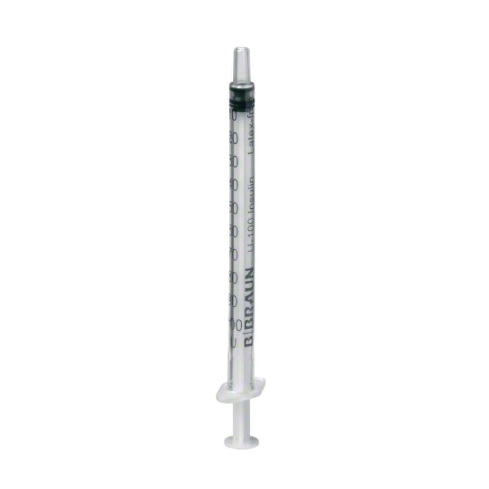 Eine transparente B.Braun Omnifix® 100 Solo Einweg-Insulinspritze für U-100-Insulin, konzipiert für die subkutane Insulininjektion, mit einer schwarzen Kolbenkappe und Messlinien an der Seite sowie der Aufschrift „BBRAUN“, steht aufrecht vor einem schlichten weißen Hintergrund.