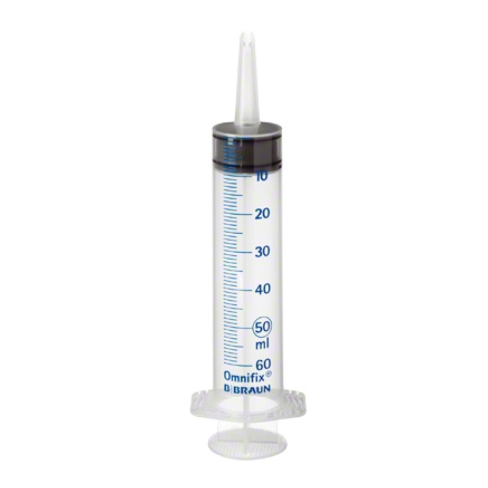 Wir präsentieren die B. Braun Omnifix® Solo, eine dreiteilige Wund- und Blasenspritze mit Katheterdüse. Diese Spritze verfügt über einen durchsichtigen Kunststoffkörper mit einer Messskala bis 60 ml, ergänzt durch einen schwarzen Kolben und ein Spitzendesign. Sie eignet sich ideal für die präzise Flüssigkeitsverabreichung und ist perfekt für verschiedene Verfahren, einschließlich Wundspülung und Katheteranwendungen, hergestellt von B. Braun Deutschland GmbH & Co. KG.