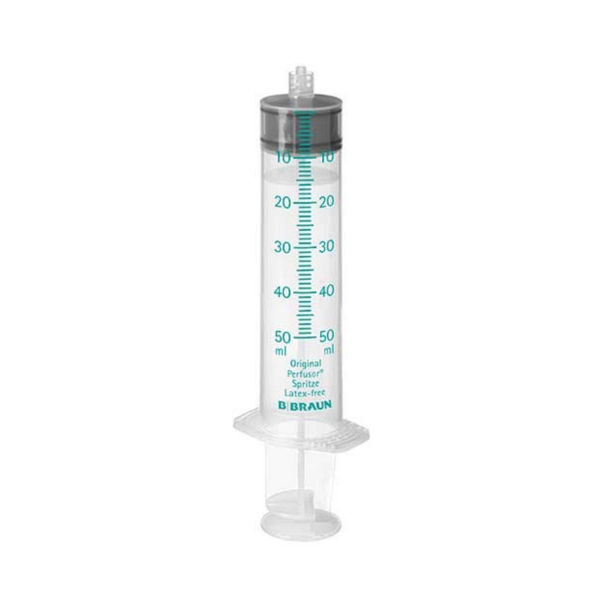 Die B. Braun Original-Perfusor® Spritze, eine durchsichtige Polypropylenspritze mit blaugrünen Markierungen für 0 bis 50 Milliliter, ist mit einer Kappe versehen und trägt am unteren Rand den Schriftzug „B. Braun Deutschland GmbH & Co. KG“. Sie steht auf einem weißen Hintergrund und ähnelt denen, die in Perfusor Spritzenpumpensystemen verwendet werden.