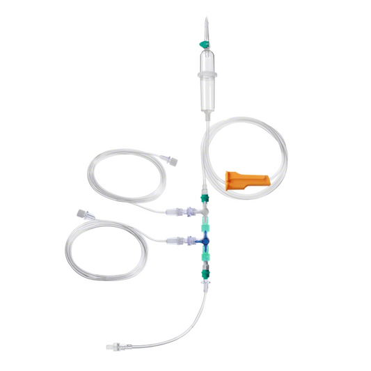 Das B.Braun ProSet Infusionsset TIVA von B. Braun Deutschland GmbH & Co. KG wird mit transparenten Schläuchen, mehreren Anschlüssen und Konnektoren sowie einer Tropfkammer präsentiert. Es ist speziell für die intravenöse Anästhesie konzipiert und verfügt über eine Rollenklemme zur präzisen Durchflusskontrolle sowie einen spitzen Dorn zum Einführen von Flüssigkeitsbehältern, um maximalen Infektionsschutz zu gewährleisten.