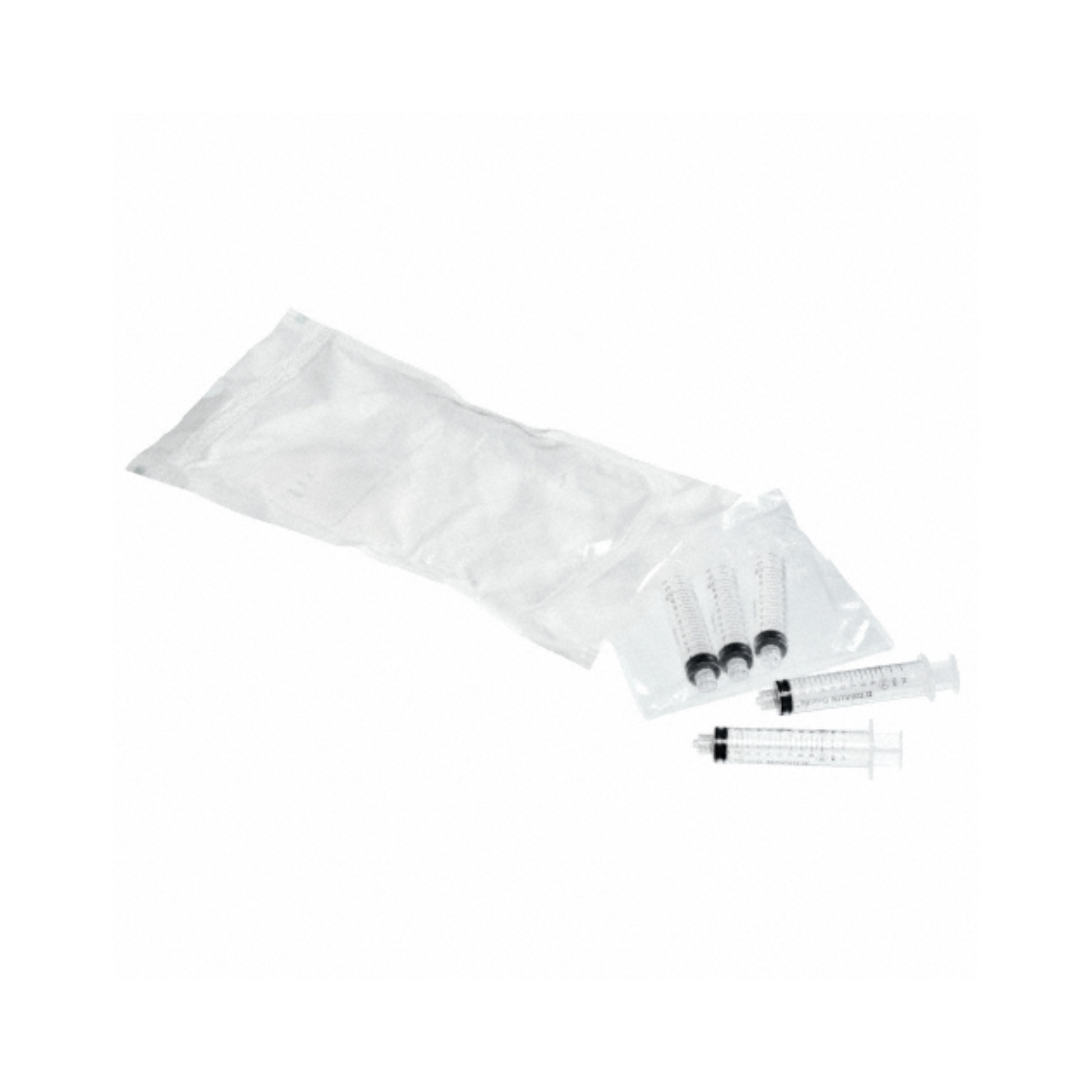 Drei B. Braun ProSet Omnifix® Spritzen mit schwarzem Kolben sind teilweise aus einer durchsichtigen Verpackung entnommen. Daneben liegt auf weißem Untergrund ein leerer weißer Plastikbeutel, der an die Sammelpackung der B. Braun Deutschland GmbH & Co. KG erinnert.