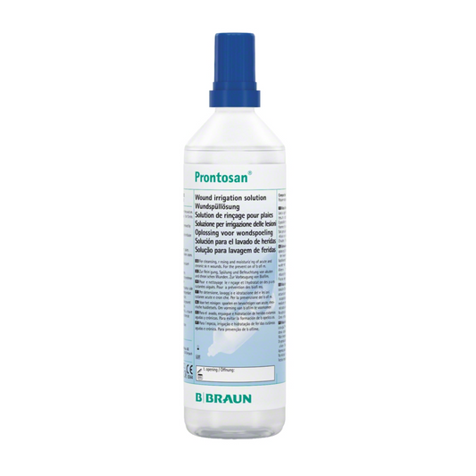 Eine Flasche B. Braun Prontosan® Wundspüllösung mit blauem Verschluss verfügt über ein weißes Etikett mit mehrsprachigem Text, der Produktinformationen und Anweisungen zur Wundheilung enthält. Das Logo der B. Braun Deutschland GmbH & Co. KG ist deutlich sichtbar unten auf dem Etikett zu sehen und sorgt für Vertrauen in die Biofilm-Management-Fähigkeiten des Produkts.