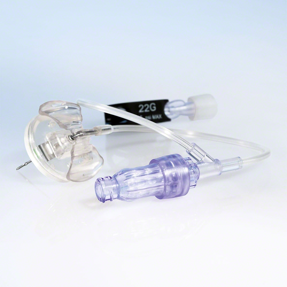 Eine B.Braun Surecan® Safety II-Portnadel mit der Bezeichnung 22 Gauge ist an einem durchsichtigen und violetten Schlauchset befestigt, das mit einer Caresite® Ventil-Sicherheitskappe und -Anschlüssen auf einer reflektierenden weißen Oberfläche ausgestattet ist.