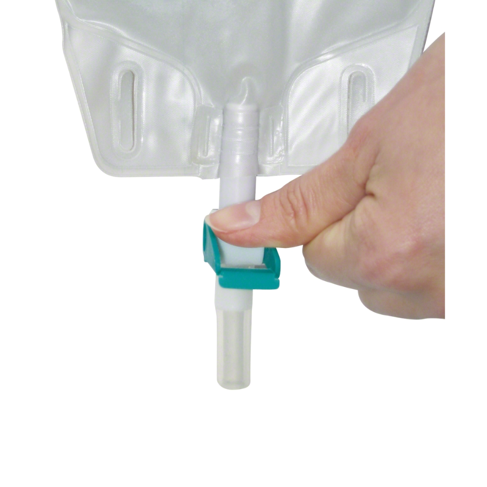 Eine Hand greift nach einem Ventil in der Nähe der Öffnung eines B. Braun Urimed® B'Bags Beinbeutels, 500 ml, einem transparenten Plastikbeutel zur Behandlung von Harninkontinenz. Das Ventil mit einem grünen Clip reguliert den Flüssigkeitsfluss aus dem DEHP-freien Beutel von B. Braun Deutschland GmbH & Co. KG.