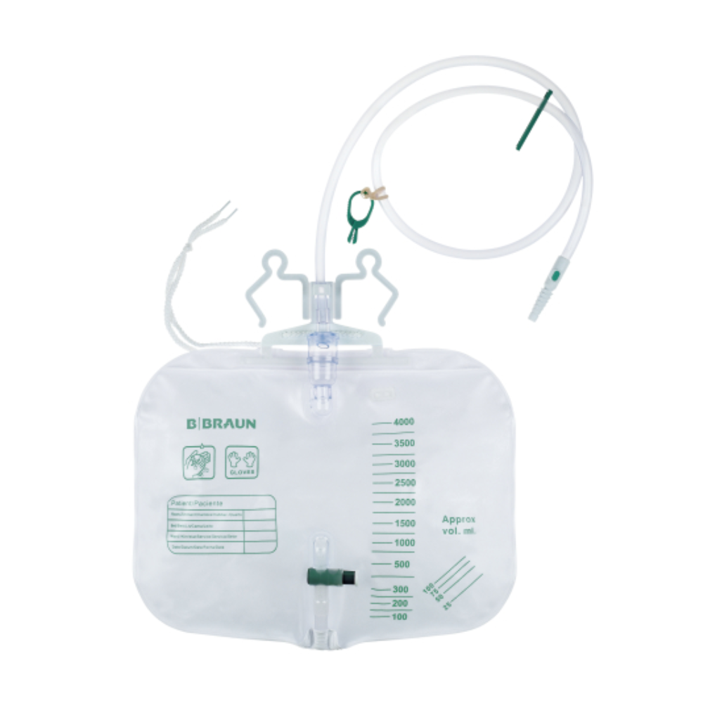 Der B.Braun Urinbeutel 4 Liter, hergestellt von B. Braun Deutschland GmbH & Co. KG, ist ein transparentes medizinisches Urindrainagesystem mit Messmarkierungen bis 4000 ml. Er umfasst einen langen Schlauch mit einer grünen Düse, einem Anti-Reflux-Ventil, einem Auslasshahn und zwei Aufhängehaken. Die Marke „B. Braun“ ist auf der Vorderseite deutlich sichtbar aufgedruckt.