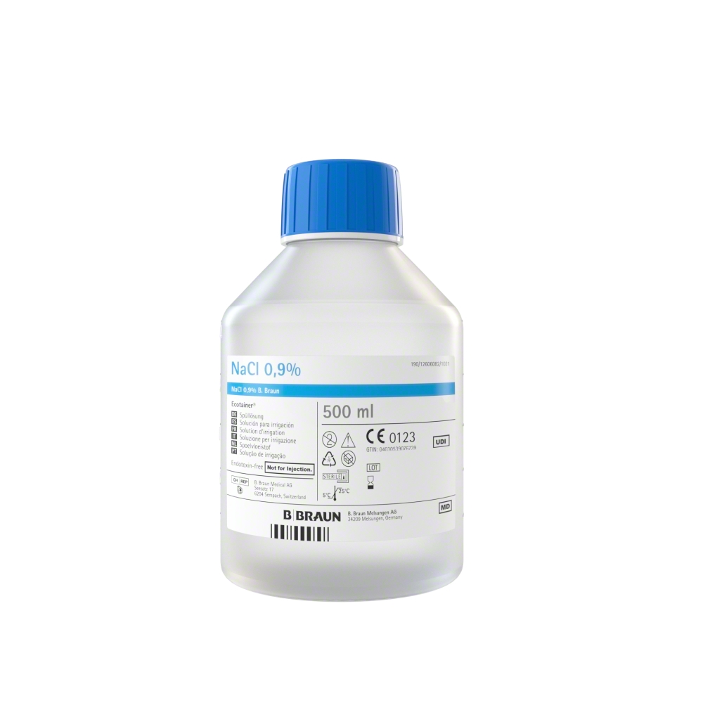Eine durchsichtige Flasche mit blauem Verschluss und der Aufschrift „B. Braun NaCl 0,9% Ecotainer® Topische Spüllösung“ enthält 500 ml Kochsalzlösung. Auf dem Etikett sind Produktdetails, Sicherheitssymbole und der Markenname „B. Braun Deutschland GmbH & Co. KG“ zu finden.