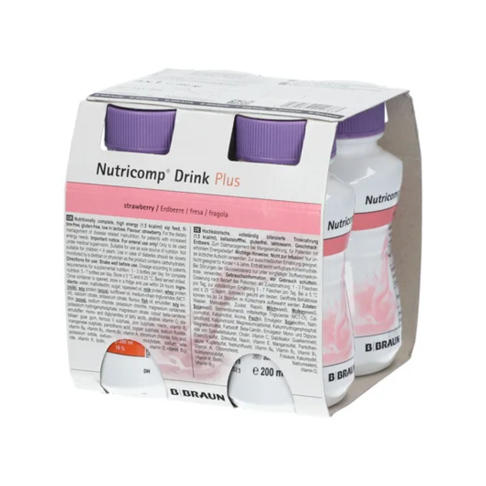 Ein Set mit vier Flaschen B. Braun Nutricomp® Drink Plus, einem kalorienreichen Nährstoffgetränk mit Erdbeergeschmack, das zur Bekämpfung von Mangelernährung durch orale Einnahme entwickelt wurde. Jede Flasche hat einen violetten Deckel und ist mehrsprachig beschriftet, während die weiße Verpackung mit roten und rosa Akzenten verziert ist.