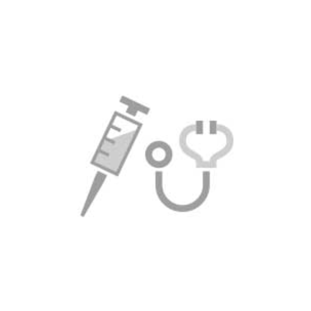 Ein graues Symbol einer medizinischen Spritze und eines Stethoskops auf weißem Hintergrund demonstriert die präzise Durchflussregelungsmöglichkeit bei medizinischen Eingriffen mit den BD Infusionsgeräten für Druck- und Schwerkraftinfusionen der Servoprax GmbH.