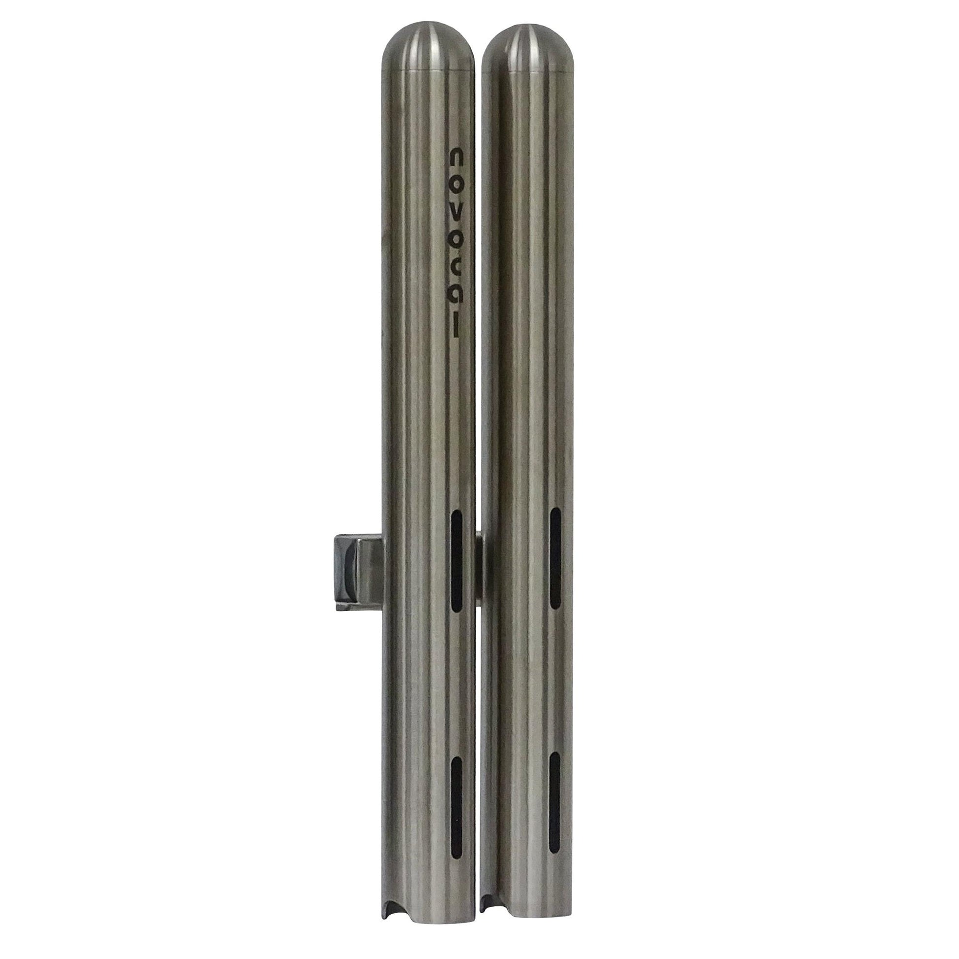 Zwei vertikale Novocal Becherspender 2-fach aus Edelstahl, je Ø 42,4 mm und für ca. 28 Medikamentenbecher, nebeneinander stehend mit Aufdruck "novocat" auf einem und horizontalen Schlitzen auf beiden gebürsteten Metallspendern.