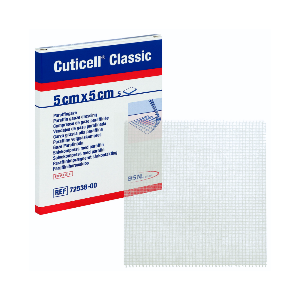 Das Bild zeigt eine rechteckige Schachtel mit der Aufschrift „BSN Cuticell® Classic sterile Salbenkompresse mit Paraffin“ von BSN Medical GmbH, mit den Abmessungen 5 cm x 5 cm und einer Packungsmenge von 5 Stück. Der Text enthält den Begriff „Paraffingaze“ in mehreren Sprachen, was darauf hinweist, dass es mit Weichparaffin imprägniert ist. Vor der Schachtel befindet sich ein quadratisches Stück weißer Gaze, ideal zum Exsudieren von Wunden.