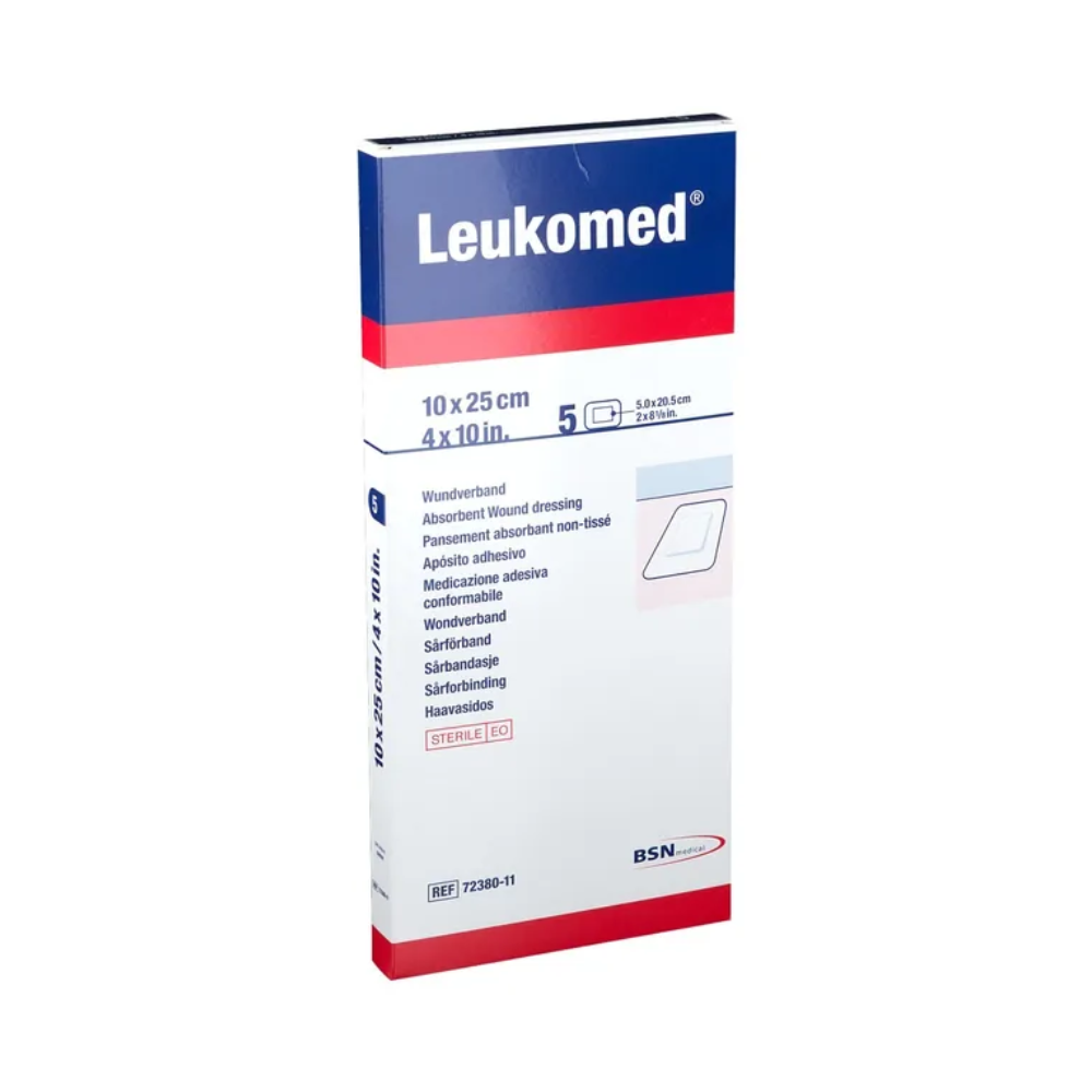 Das Bild zeigt eine Schachtel BSN Leukomed® steriler Wundverband von BSN Medical GmbH. Die Verpackung misst 10x25 cm (4x10 Zoll) und enthält fünf sterile Heftpflaster. Sie ist in einem rot-blauen Farbschema gestaltet und mehrsprachig, was auf die Hautverträglichkeit für empfindliche Haut hinweist.