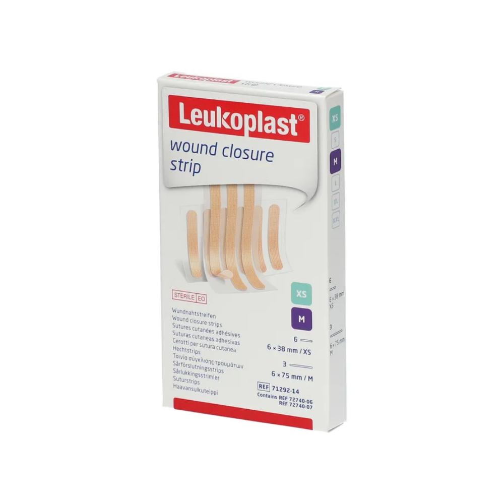Abgebildet ist der BSN Leukoplast® Wundverschlussstreifen der BSN Medical GmbH, erhältlich in einer Packung mit 9 Streifen. Die Verpackung ist überwiegend weiß, akzentuiert durch rote und blaue Texte und Abbildungen der Streifen auf der Vorderseite. Sie betont deren Elastizität durch Polyamidfäden und nennt zusätzliche Größen XS und M für einen präzisen Hautverschluss.