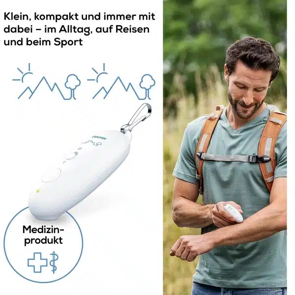 Ein Mann steht im Freien und scheint ein medizinisches Gerät an seinem Arm zu verwenden. Das Bild enthält einen Text auf Deutsch, der den Insektenstichheiler BR 10 der Beurer GmbH als klein, kompakt und für Reisen und Alltagsaktivitäten geeignet anpreist. Ein Symbol weist darauf hin, dass es sich bei dem Gerät um ein medizinisches Produkt handelt, das zur Behandlung von Insektenstichen entwickelt wurde.