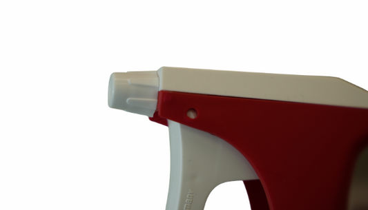 Nahaufnahme von Düse und Abzug des Altruan Sprayer K2, weiß rot (25mm Gewinde, MS 0,6 Düse, 21,5 cm Schlauch, kein Ansaugsieb) vor einem weißen Hintergrund.