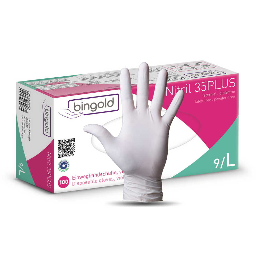 Eine weiß behandschuhte Hand wird aufrecht vor einer Schachtel Bingold Nitril 35PLUS Nitril Handschuhe (Größe 9/L) der BINGOLD GmbH + Co. KG gehalten, die zum Schutz vor chemischen Gefahren in deutscher und englischer Sprache beschriftet ist.