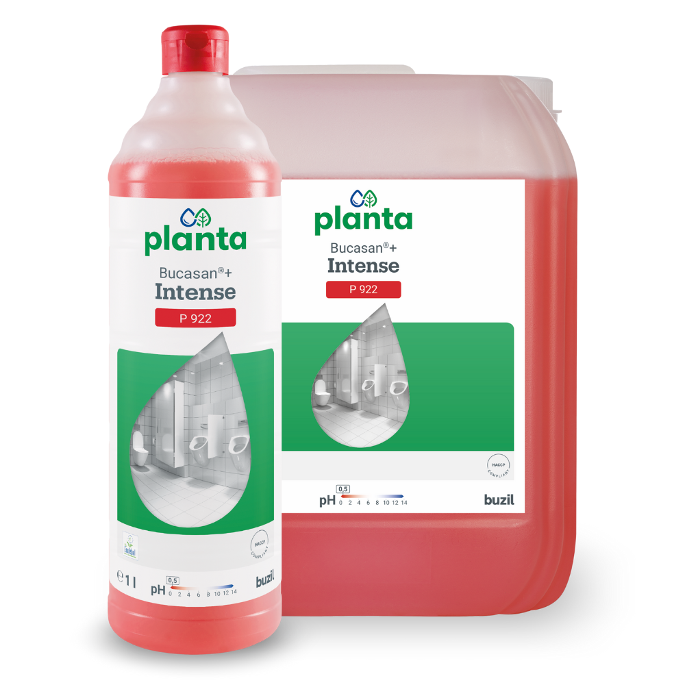 Ausgestellt sind eine große Flasche und ein Behälter mit der Reinigungslösung Buzil Bucasan®+ Intense P 922, einem ökologischen Sanitärreiniger und Entkalker auf Methansulfonsäurebasis von BUZIL-WERK Wagner GmbH & Co. KG. Die rote Flasche ist mit einem Etikett mit Produktnamen und Badezimmerbild versehen, während der Behälter dies durch ein ähnliches Farbschema ergänzt.