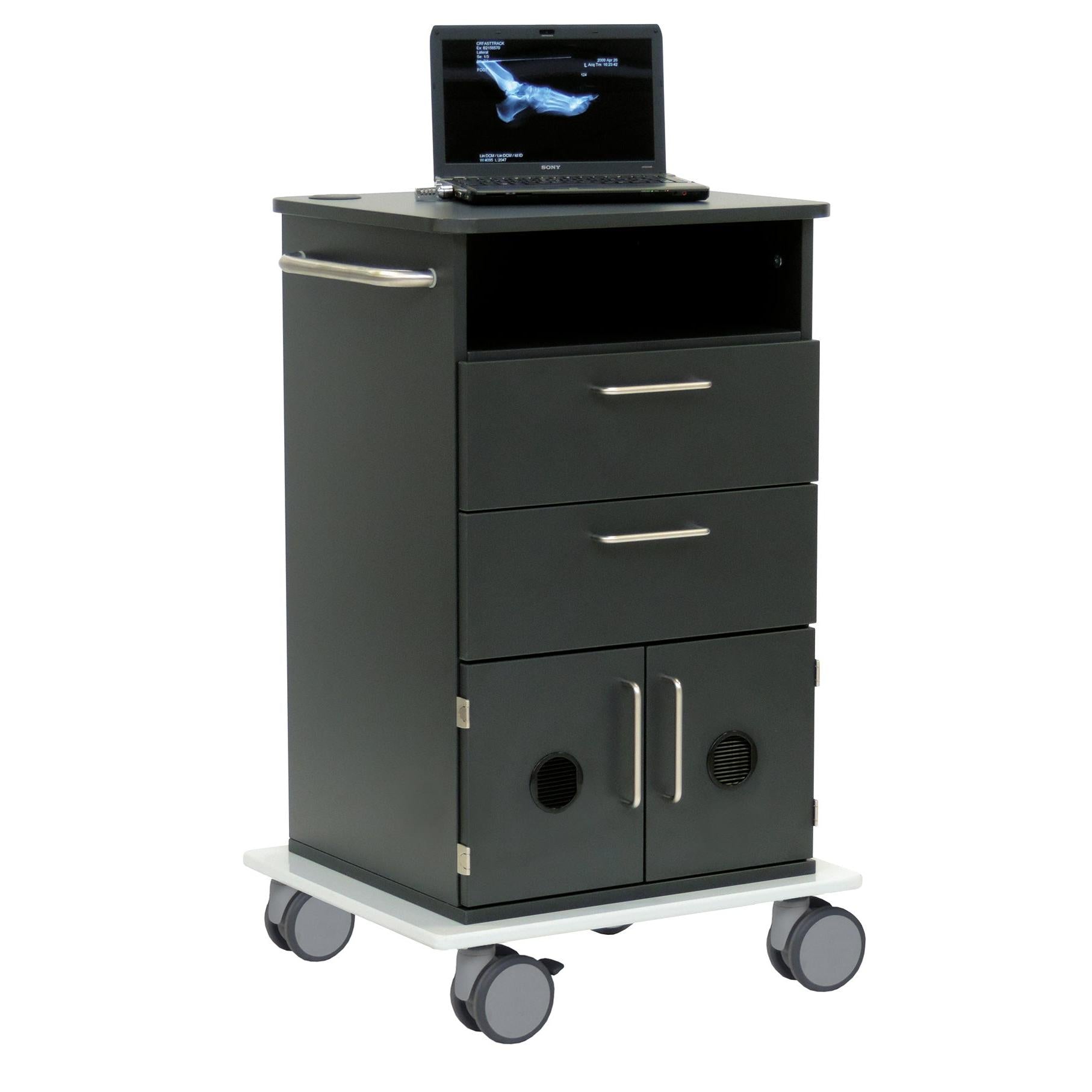Der Novocal Computerwagen Modell II verfügt über ein robustes Vollkunststoffgehäuse, drei Schubladen, zwei untere Schranktüren, einen Seitengriff und vier große Räder. Auf diesem vielseitigen Novocal-Produkt befindet sich ein Laptop mit einem Röntgenbild.